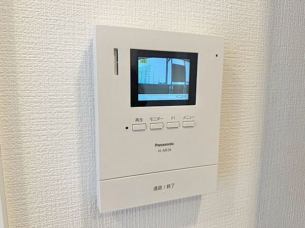 「見える安心・TVモニター付きインターホン」誰が来てもわかる様にモニター付きインターホンを設置。家事導線を考慮した個所に設置し、防犯性と利便性に優れ快適と安らぎを合わせた優しい設計。
