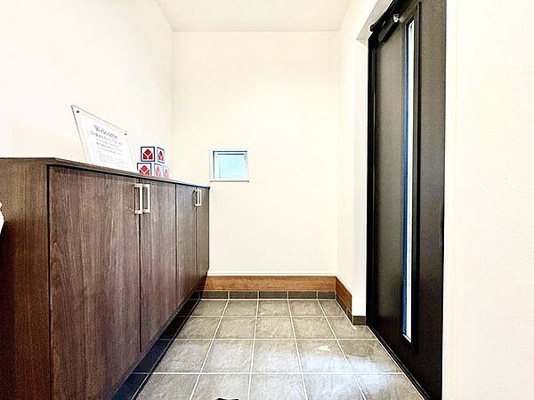 「自分ライクな玄関をお造り下さい」玄関スペースには、季節の飾り付けやお花、写真などが飾れて、自分好みにアレンジできます。