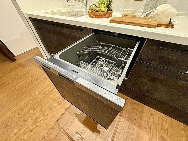 「食洗機」通常の手洗いでは使用出来ないほど高温のお湯や高圧水流を使うことにより汚れを効果的に落とすことができる。殺菌効果が非常に高く哺乳瓶などを使う家庭で需要が高く大変便利。