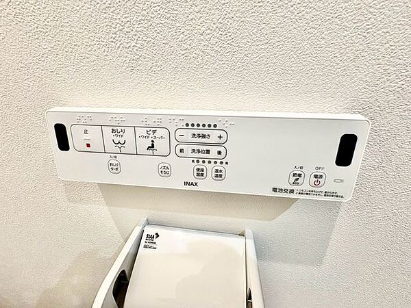 「ウォシュレット」日本を訪れた外国の方で「使ってみて驚いた」と仰る方の多い、ウォシュレット。おしりを優しく洗ってくれるだけではなく、パワー脱臭機能なども備え、快適な空間を創出する機能もございます。