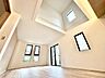 リビング/ダイニング：「陽当り良好。」大きな窓辺からの日差しが暖かい室内は、自然と住まう人の気分も明るくなり、リビングでの素敵なワンシーンが演出されます。