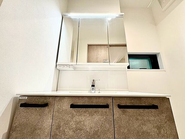 「パウダールーム」落ち着いた空間を演出するカラーと、ゆったり落ち着いてお使い頂ける広さが魅力のパウダールーム。居室からも独立しており、プライベート空間を保ちます。