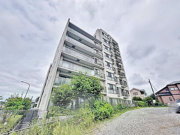 「美しいフォルム」周囲の景観に調和する地上★階建の美しい外観。やさしいアースカラーの外壁が、おだやかな佇まいに明るい開放感を与えます。