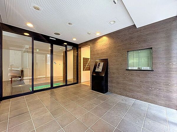 「エントランス」マンションのエントランスなど共有部分は、清掃が行き届いており、キレイな状態です。管理体制がしっかりしているからこそ。