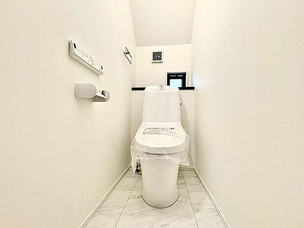 「ウォシュレット機能付き」優れた節水効果や汚れが付きにくい便座など、ほしかった機能が揃ったウォシュレット一体型トイレです。