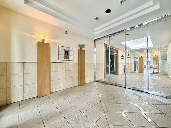 「エントランス」マンションのエントランスなど共有部分は、清掃が行き届いており、キレイな状態です。管理体制がしっかりしているからこそ。