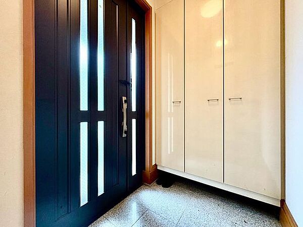 「玄関」家の中でお客様を迎える最初の場所である玄関。豊富な玄関収納で、常に綺麗に保つことが出来ます。