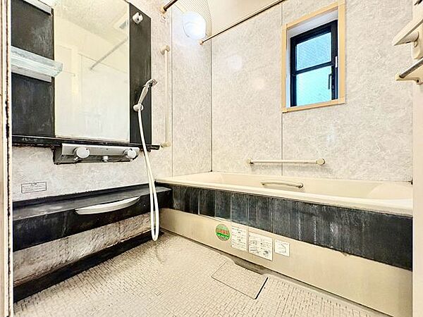「窓あり×バスルーム」癒しの空間バスルームです。窓が設置されている為、通気性良く清潔にお使い頂けます。