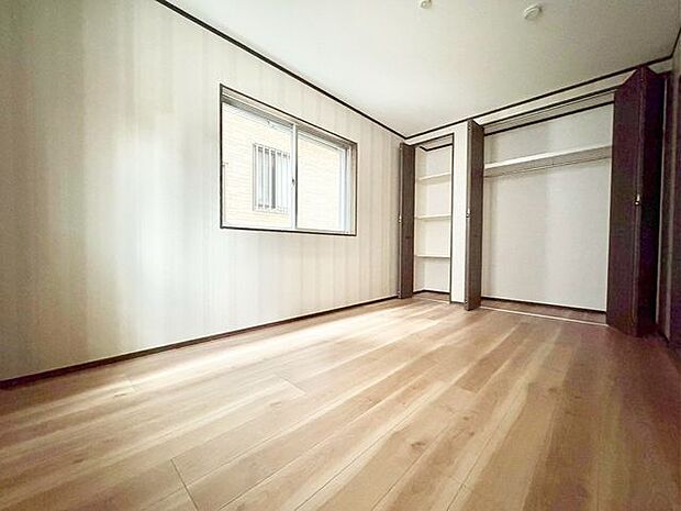 「明るい居室」主寝室は十分な広さに加えて、快適に目覚められるよう、大きな採光窓を設けました。