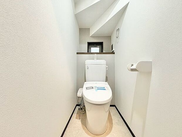 「温水洗浄便座付きトイレ」トイレは快適な温水洗浄便座付です。清潔感のあるホワイトで統一しました。いつも清潔な空間であって頂けるよう配慮された造りです。