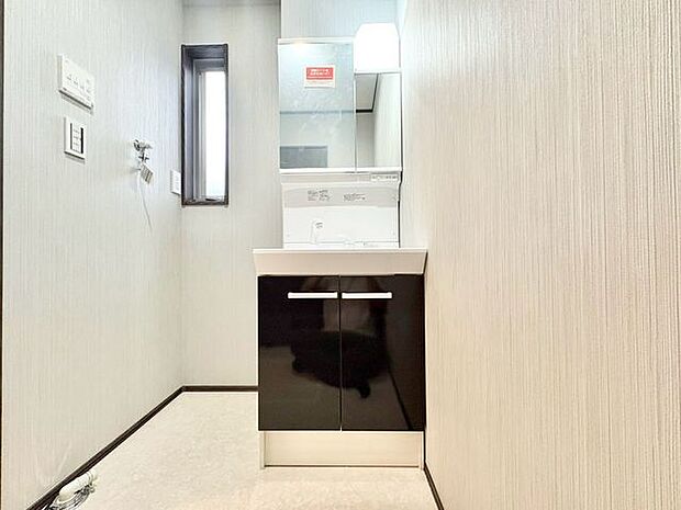 「洗面台」大きな鏡で朝の準備もばっちり。収納も多く、洗剤など日用品の保管にも便利です。