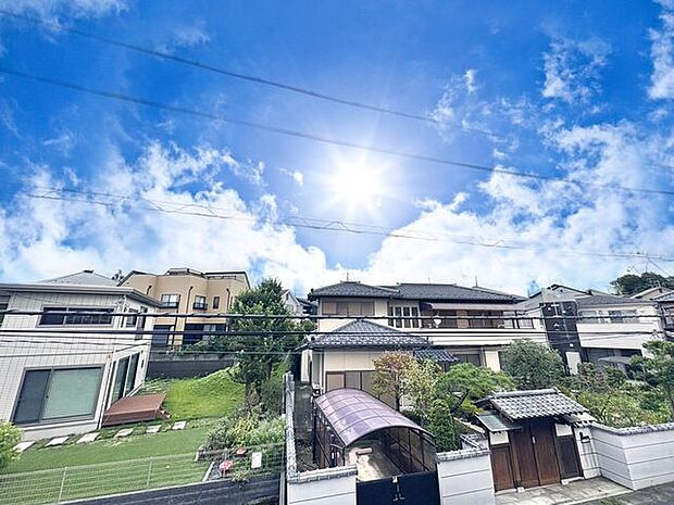 「眺望」穏やかな街並みを一望しながら、爽やかな風と柔らかく降り注ぐ陽光を感じて頂けます。