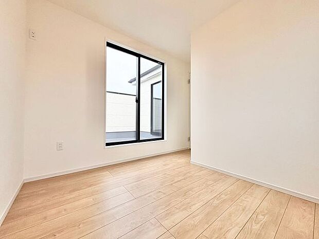 「バルコニーに面した居室」主寝室は十分な広さに加えて、快適に目覚められるよう、大きな採光窓を設けました。