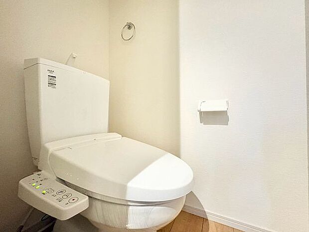 「温水洗浄便座付きトイレ」トイレは快適な温水洗浄便座付です。清潔感のあるホワイトで統一しました。いつも清潔な空間であって頂けるよう配慮された造りです。