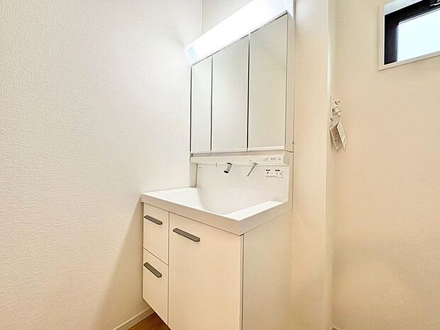 「洗面台」大きな鏡で朝の準備もばっちり。収納も多く、洗剤など日用品の保管にも便利です。