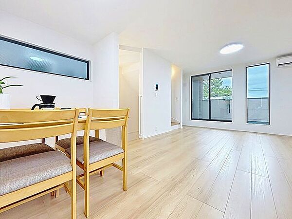 「インテリア映えする内装。」お部屋全体が優しく柔らかな色合いとなっていて、お家時間を穏やかに過ごせる空間が広がっています。