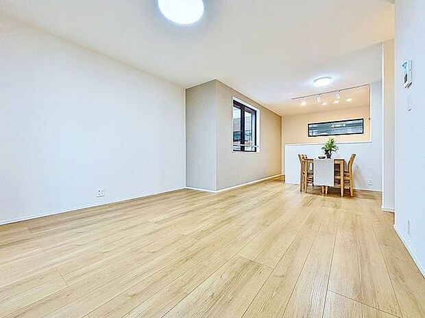 「木のぬくもり感じる優しい雰囲気のお部屋」落ち着いたカラーコーディネートの室内。インテリアやファブリックで、オーナー様好みのテイストデザインを取り入れて頂けます。
