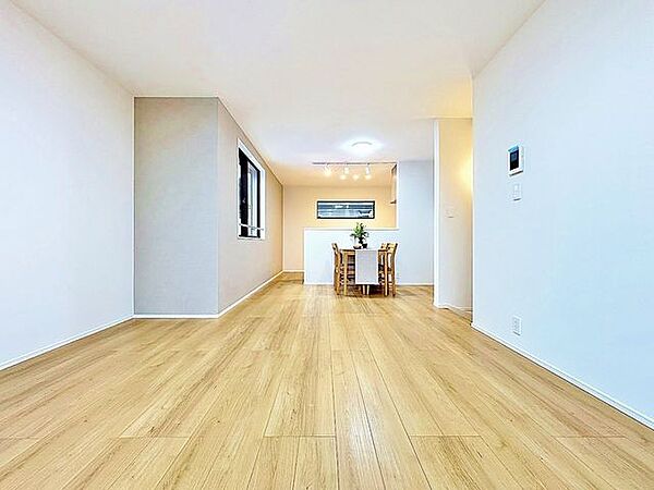 「団欒の場」忙しい朝でも、しっかり家族が揃って食事をして頂けるゆとりある大きさのダイニングスペース。手料理をテーブルで囲む素敵な時間を存分に愉しんで下さい。