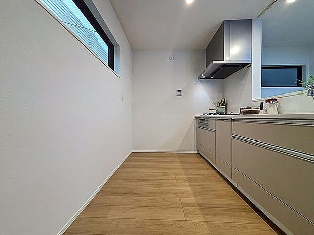 「オープンキッチン」お部屋の雰囲気に溶け込む、インテリアの一部のようなオープンキッチンです。リビングにいるご家族とのおしゃべりを楽しみながらの作業が可能です。