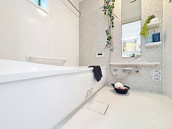 「バスルーム」一日の疲れを癒すバスルームは、心地よいリラックスを叶える清潔感溢れる空間です。