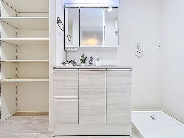 「リフォーム済・洗面台」大きな鏡で朝の準備もばっちり。収納も多く、洗剤など日用品の保管にも便利です。