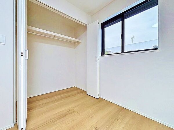 収納の多さも魅力です。使い勝手の良い収納棚を設置しております。居住スペースを充分に確保することができる為、ゆとりある室内で、ゆっくりとご寛ぎいただけます。