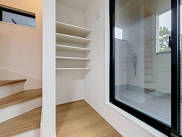 「収納の多さも魅力」使い勝手の良い収納棚を設置しております。居住スペースを充分に確保することができる為、ゆとりある室内で、ゆっくりとご寛ぎいただけます。
