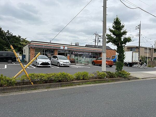 セブンイレブン足立区加賀2丁目店 徒歩5分。 330m