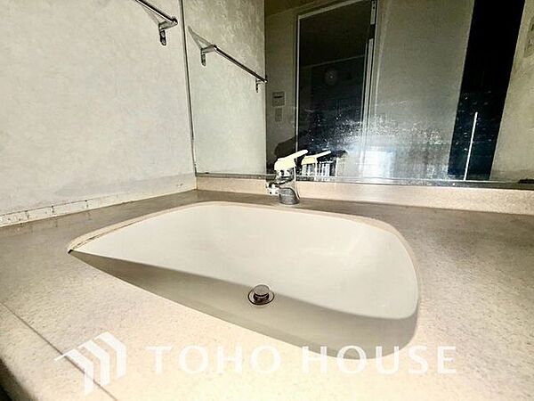 「洗面台」大きな鏡で朝の準備もばっちり。収納も多く、洗剤など日用品の保管にも便利です。