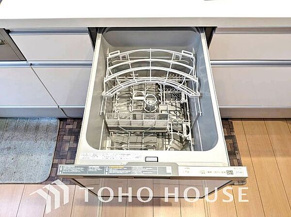 「食洗機」通常の手洗いでは使用出来ないほど高温のお湯や高圧水流を使うことにより汚れを効果的に落とすことができる。殺菌効果が非常に高く哺乳瓶などを使う家庭で需要が高く大変便利。