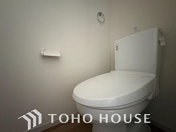 「温水洗浄便座付きトイレ」トイレは快適な温水洗浄便座付です。清潔感のあるホワイトで統一しました。いつも清潔な空間であって頂けるよう配慮された造りです。
