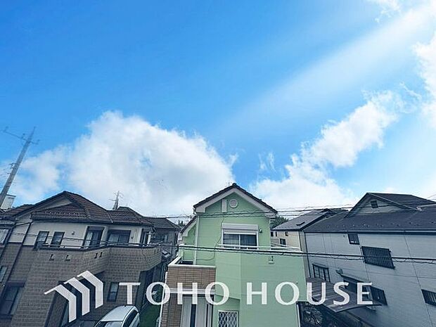 「眺望」穏やかな街並みを一望しながら、爽やかな風と柔らかく降り注ぐ陽光を感じて頂けます。
