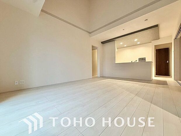 「陽当り良好」大きな窓辺からの日差しが暖かい室内は、自然と住まう人の気分も明るくなり、リビングでの素敵なワンシーンが演出されます。