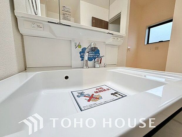 「洗面台」大きな鏡で朝の準備もばっちり。収納も多く、洗剤など日用品の保管にも便利です。