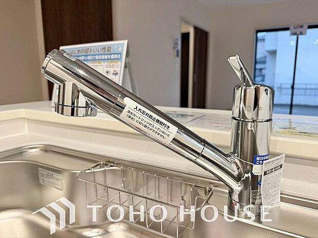 「浄水器」ボタンひとつで浄水と原水に切り替えられる浄水器一体型水洗を使用。お米を炊いたりする際には浄水機能をつかうこともできて、人気の商品です。