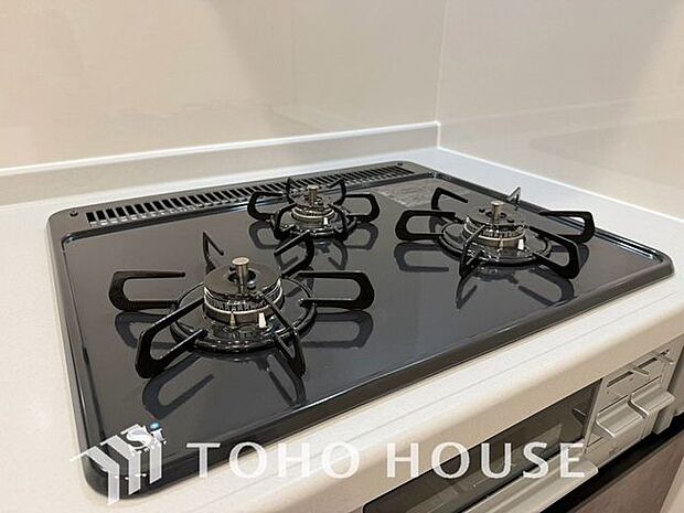 「三口コンロ」3口コンロのため、忙しくても同時に調理ができるので便利です。