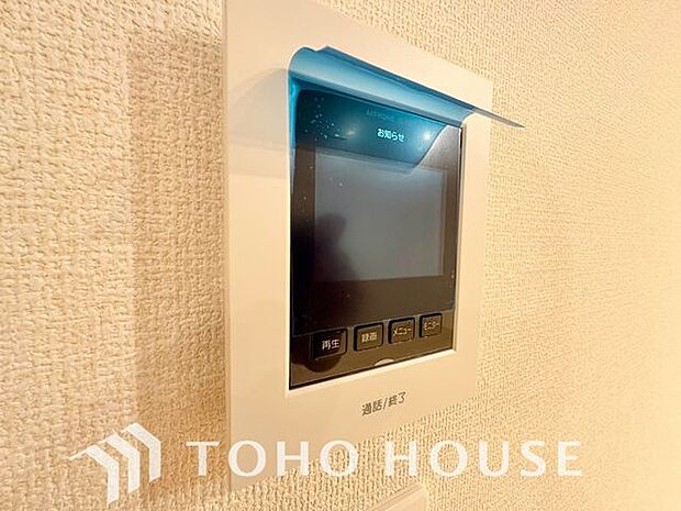 「見える安心・TVモニター付きインターホン」誰が来てもわかる様にモニター付きインターホンを設置。家事導線を考慮した個所に設置し、防犯性と利便性に優れ快適と安らぎを合わせた優しい設計。