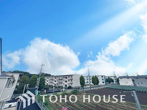 「眺望」穏やかな街並みを一望しながら、爽やかな風と柔らかく降り注ぐ陽光を感じて頂けます。