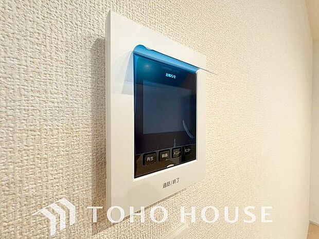 「見える安心・TVモニター付きインターホン」誰が来てもわかる様にモニター付きインターホンを設置。家事導線を考慮した個所に設置し、防犯性と利便性に優れ快適と安らぎを合わせた優しい設計。