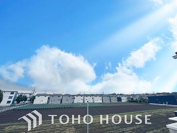 「眺望」穏やかな街並みを一望しながら、爽やかな風と柔らかく降り注ぐ陽光を感じて頂けます。