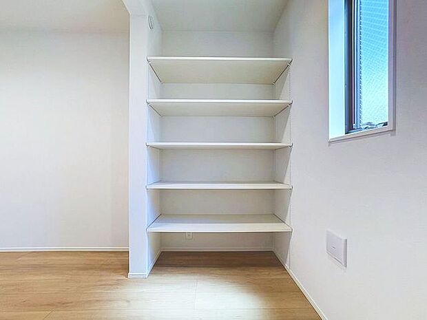 「収納の多さも魅力」使い勝手の良い収納棚を設置しております。居住スペースを充分に確保することができる為、ゆとりある室内で、ゆっくりとご寛ぎいただけます。