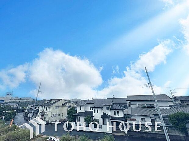 「眺望」穏やかな街並みを一望しながら、爽やかな風と柔らかく降り注ぐ陽光を感じて頂けます。