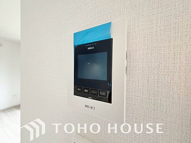 「見える安心・TVモニター付きインターホン」誰が来てもわかる様にモニター付きインターホンを設置。家事導線を考慮した個所に設置し、防犯性と利便性に優れ快適と安らぎを合わせた優しい設計。