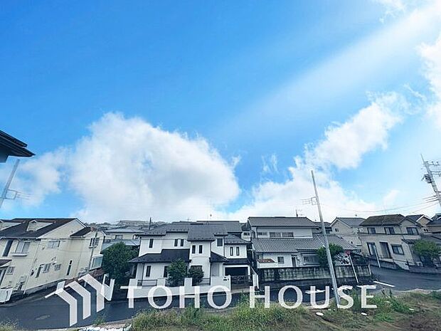 「眺望」穏やかな街並みを一望しながら、爽やかな風と柔らかく降り注ぐ陽光を感じて頂けます。