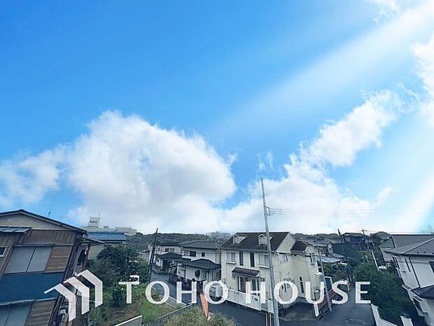 「眺望」穏やかな街並みを一望しながら、爽やかな風と柔らかく降り注ぐ陽光を感じて頂けます。