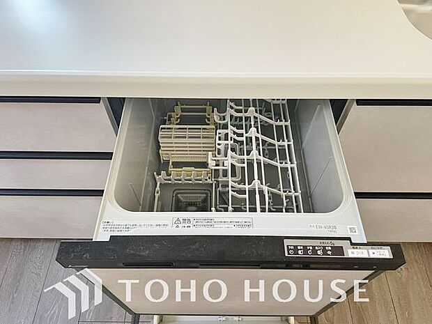 「食洗機」通常の手洗いでは使用出来ないほど高温のお湯や高圧水流を使うことにより汚れを効果的に落とすことができる。殺菌効果が非常に高く哺乳瓶などを使う家庭で需要が高く大変便利。