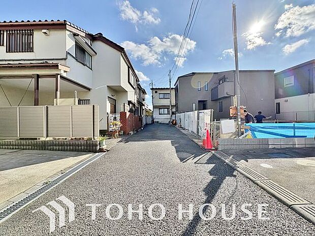 「前面道路含む外観」今日も、明日も、この街で、きっと誰かがしあわせになる物語が描かれていくはずです。同じ風景が毎日365日、まったく違う顔を見せてくれる。爽快な風も毎日やさしく頬をなででくれます。