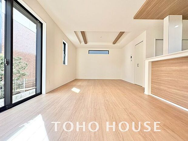 「南向き。陽当り良好。」大きな窓辺からの日差しが暖かい室内は、自然と住まう人の気分も明るくなり、リビングでの素敵なワンシーンが演出されます。