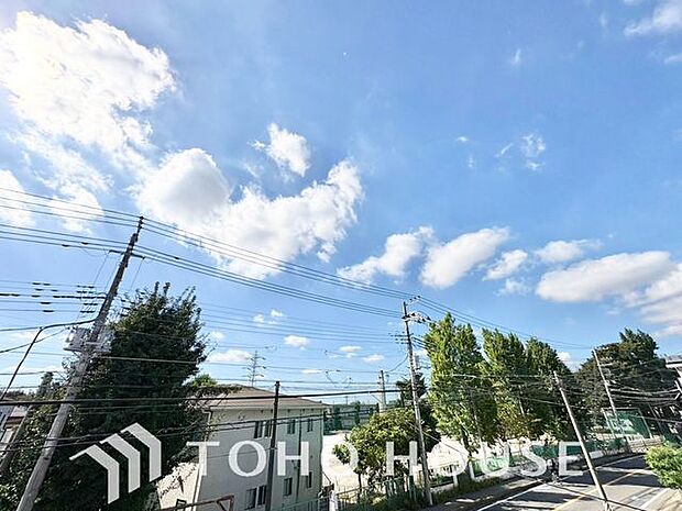 「眺望」穏やかな街並みを一望しながら、爽やかな風と柔らかく降り注ぐ陽光を感じて頂けます。