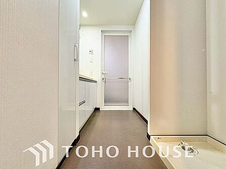 「パウダールーム」落ち着いた空間を演出するカラーと、ゆったり落ち着いてお使い頂ける広さが魅力のパウダールーム。居室からも独立しており、プライベート空間を保ちます。